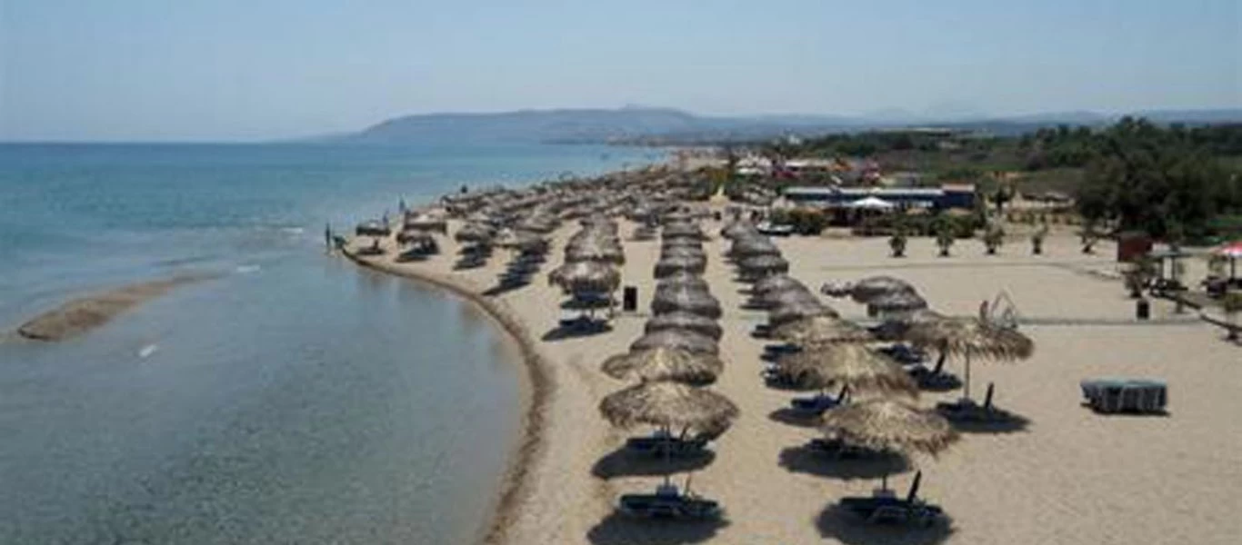 Σπάνιο θέαμα στα Χανιά: Φρεγάτα, κρουαζιερόπλοιο και λουόμενοι στην ίδια παραλία (φωτο)